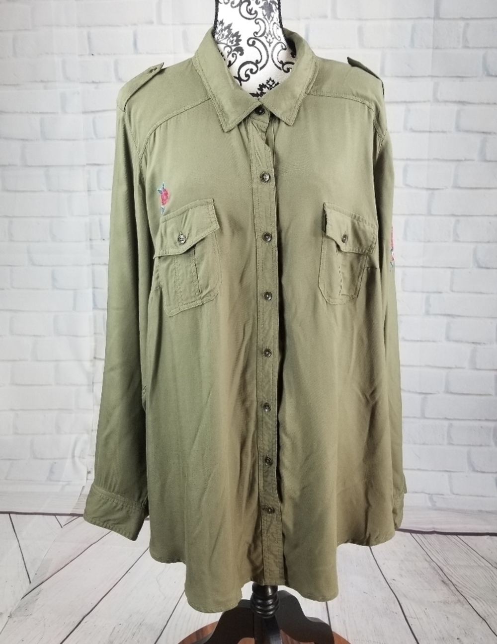 Torrid button front long sleeve top pockets size 3